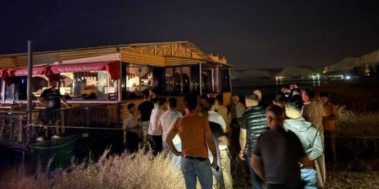 Halatları Koptu, Nehirde Sürüklendi! Duba Restoranda Büyük Panik