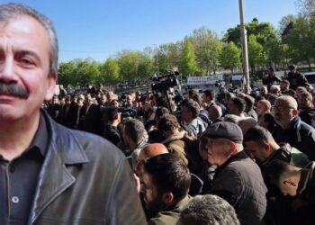 Hayatını Kaybeden Sırrı Süreyya Önder'in Sevenleri Hastaneye Akın Etti