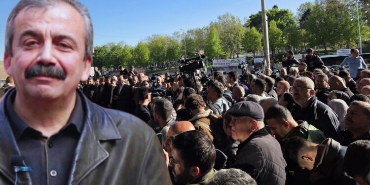 Hayatını Kaybeden Sırrı Süreyya Önder'in Sevenleri Hastaneye Akın Etti
