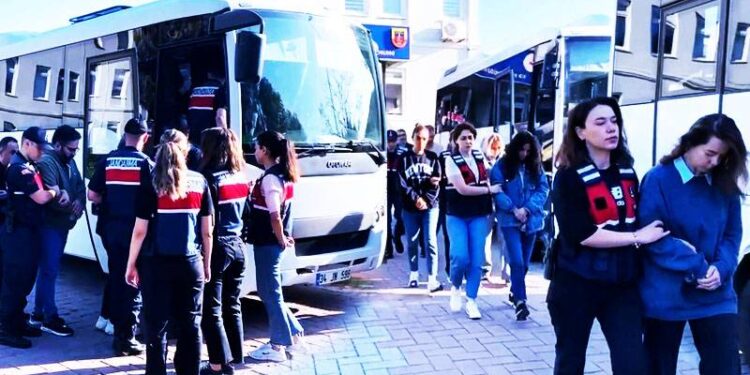 İBB'ye 3. dalga operasyonda gözaltına alınan 20 kişi adliyeye sevk edildi