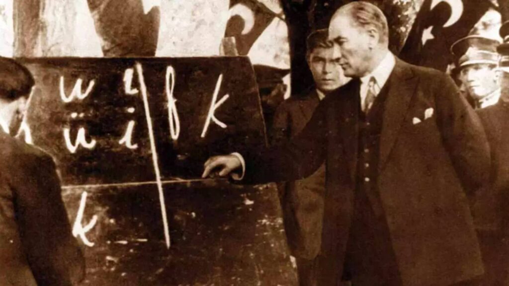 "İktidar yanlısıyım" diyen Akit yazarı Günaydın, eğitim sisteminde Atatürk'ün varlığından 'rahatsız' olduğunu açıkladı