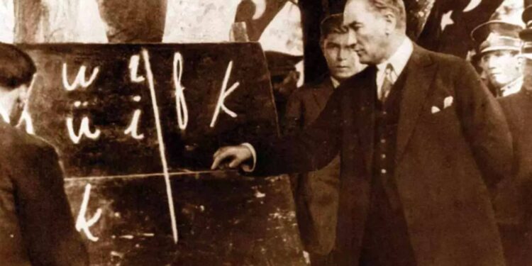 "İktidar yanlısıyım" diyen Akit yazarı Günaydın, eğitim sisteminde Atatürk'ün varlığından 'rahatsız' olduğunu açıkladı