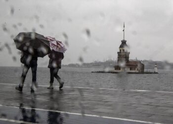 İstanbul'da Dolu Alarmı! Yollar Göle Döndü