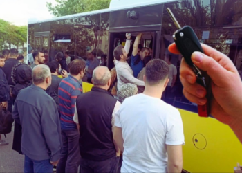 İstanbul'da Yola Çıkacaklar Dikkat: Halk Otobüsleri Kontak Kapattı, Duraklarda Kuyruk Oluştu