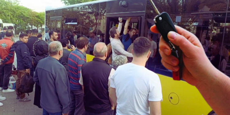 İstanbul'da Yola Çıkacaklar Dikkat: Halk Otobüsleri Kontak Kapattı, Duraklarda Kuyruk Oluştu