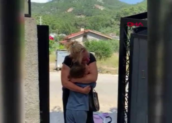 Kızını babasıyla görüşe 43 dakika geç götürdüğü için hapis yatan anne, cezaevinden çıktı