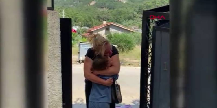 Kızını babasıyla görüşe 43 dakika geç götürdüğü için hapis yatan anne, cezaevinden çıktı