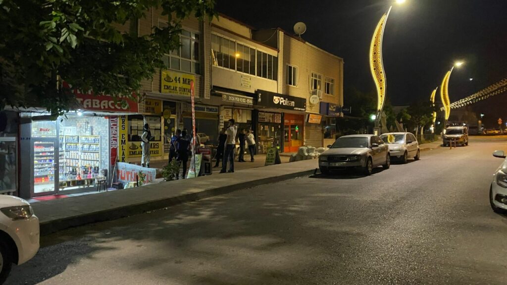 Kocaeli’de Akılalmaz Olay! İş Yerinde Unutuldu, Camdan İnmek İsterken Metrelerce Yüksekten Düştü