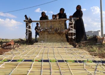 Koçer kadınlar el emeği çitlerle çadırlarını süslüyor