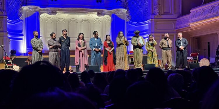 Koma Ma’dan Paris’te coşkulu konser