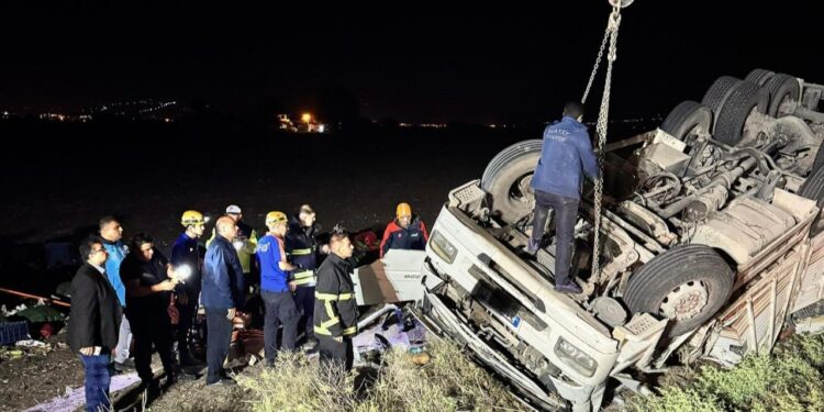 Kontrolden Çıkan Tır Takla Attı: 1 Ölü, 1 Yaralı