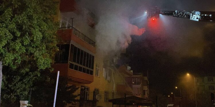 Konya'da Doğal Gaz Patlaması! Binayı Alevler Sardı: 1'i Ağır, 12 Yaralı