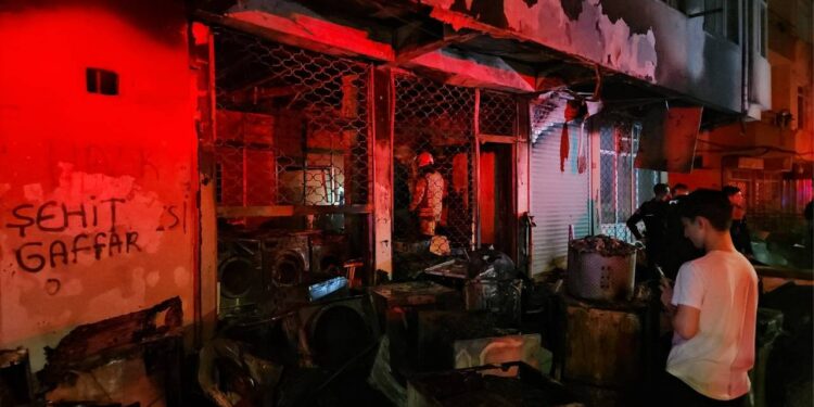 Küçükçekmece’de Beyaz Eşya Deposunda Yangın