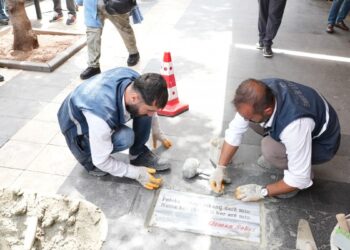Kürt şairlerinin beyitleri kaldırım taşlarına işlendi