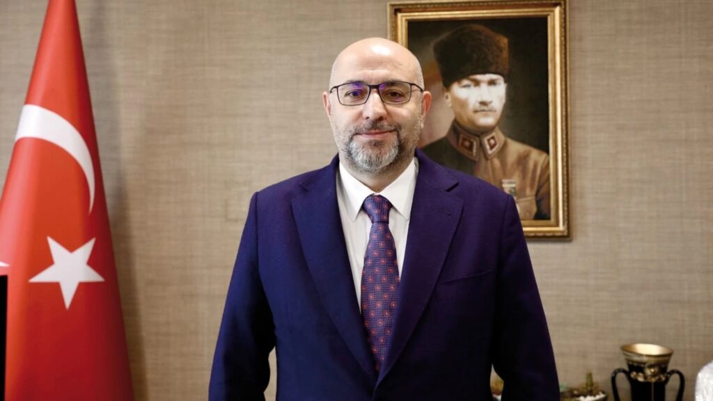 Kuşlar beni gökyüzüne bağlıyor, sevdiklerimden nefes getiriyor...