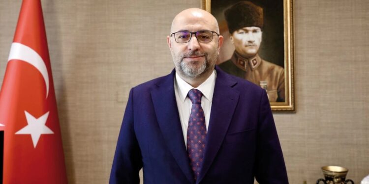 Kuşlar beni gökyüzüne bağlıyor, sevdiklerimden nefes getiriyor...