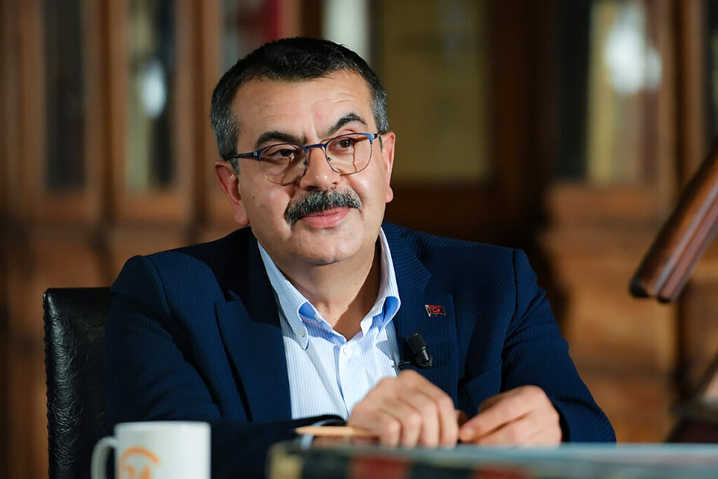 Liselere sınava hazırlık dersi: Dershaneleri kapattı, bütün okulları dershane yapacak!