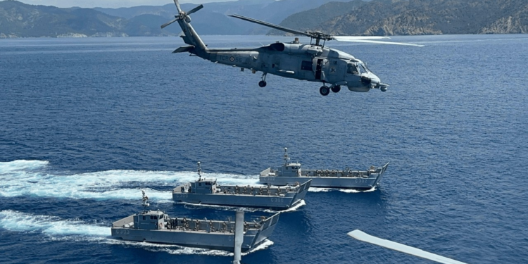 MSB Duyurdu! Askeri Helikopter Denize Acil İniş Yaptı