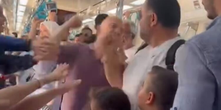 Marmaray'da Yumruklu Kavga: Saniye Saniye Kameralarda