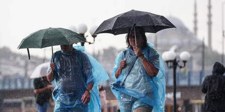 Meteoroloji'den Çok Sayıda İl İçin Sağanak, Fırtına ve Toz Taşınımı Uyarısı: İstanbul, Ankara, İzmir Listede...