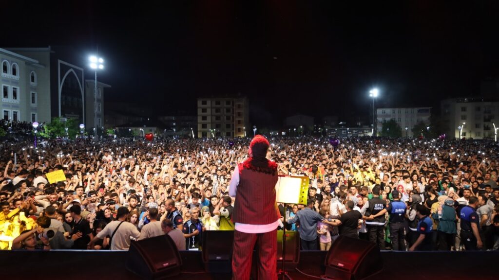 Mûş’ta binlerin katılımıyla halk konseri