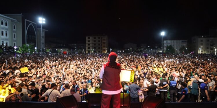 Mûş’ta binlerin katılımıyla halk konseri