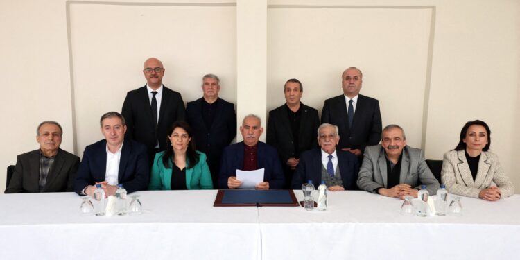 Öcalan hücreden çıkarıldı, emrine 11 sekreter verildi