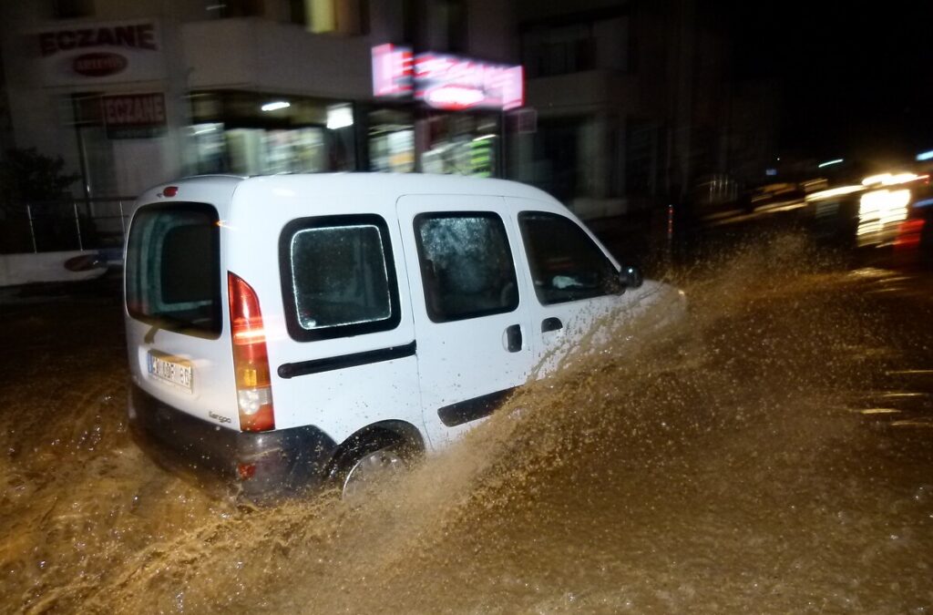 Osmaniye’de sel felaketi: Bülbül Deresi taştı, araçlar sürüklendi