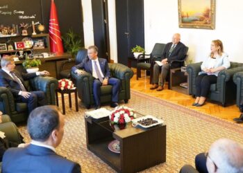 Özgür Özel, Ahmet Davutoğlu ile görüştü