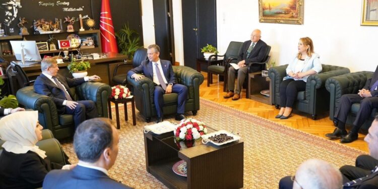 Özgür Özel, Ahmet Davutoğlu ile görüştü