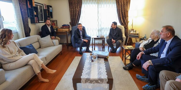 Özgür Özel, Buğra Gökce’nin Ailesini Ziyaret Etti