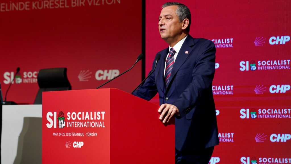 Özgür Özel'den Sosyalist Enternasyonal Toplantısında Dikkat Çeken Yorum: 'En Büyük Mücadelemiz' Diyerek Açıkladı