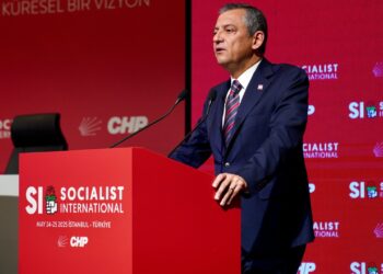 Özgür Özel'den Sosyalist Enternasyonal Toplantısında Dikkat Çeken Yorum: 'En Büyük Mücadelemiz' Diyerek Açıkladı