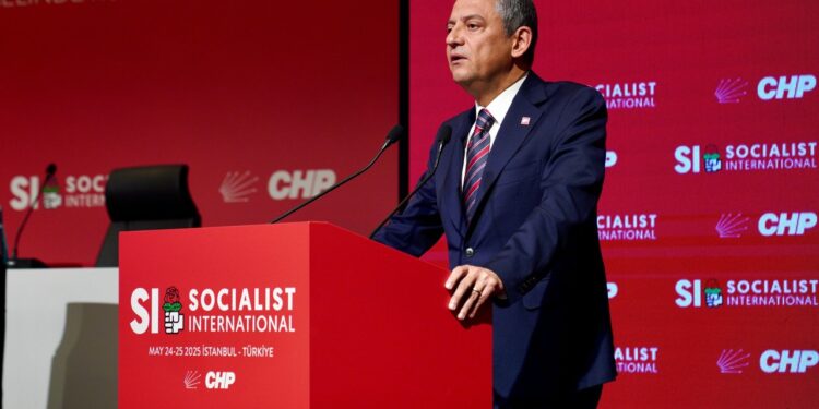 Özgür Özel'den Sosyalist Enternasyonal Toplantısında Dikkat Çeken Yorum: 'En Büyük Mücadelemiz' Diyerek Açıkladı