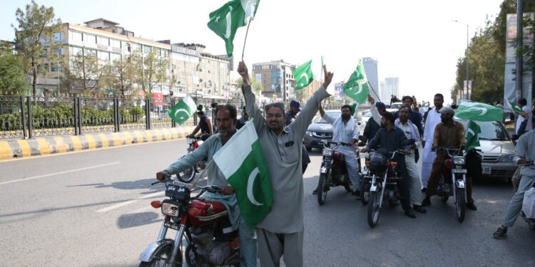 Pakistan Sokaklarında Ateşkes Sonrası Orduya Destek