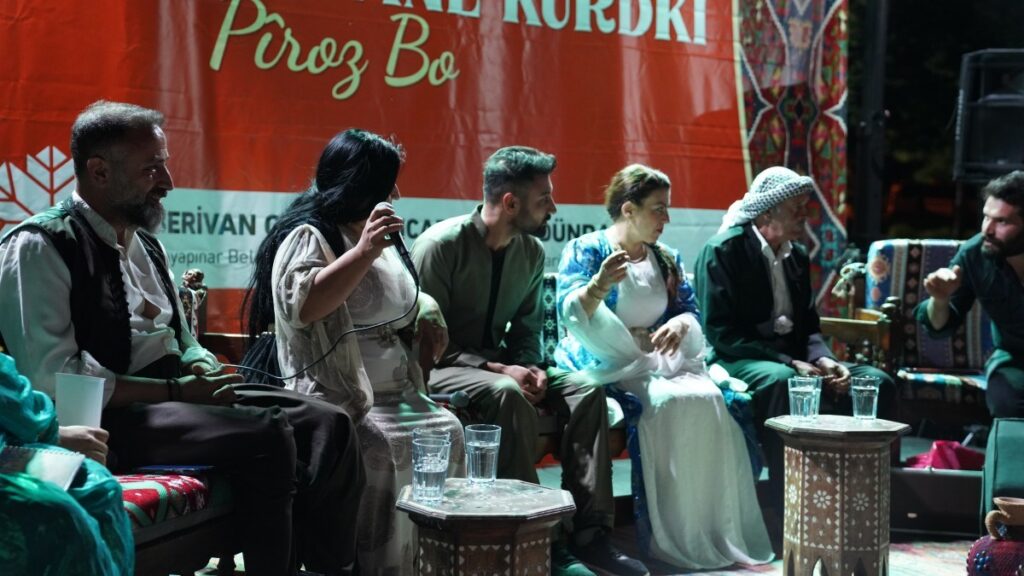 Peyas’ta Dengbêj Divanı kuruldu