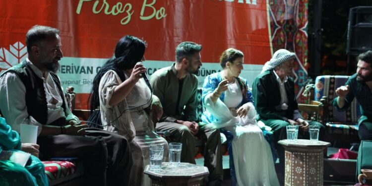 Peyas’ta Dengbêj Divanı kuruldu
