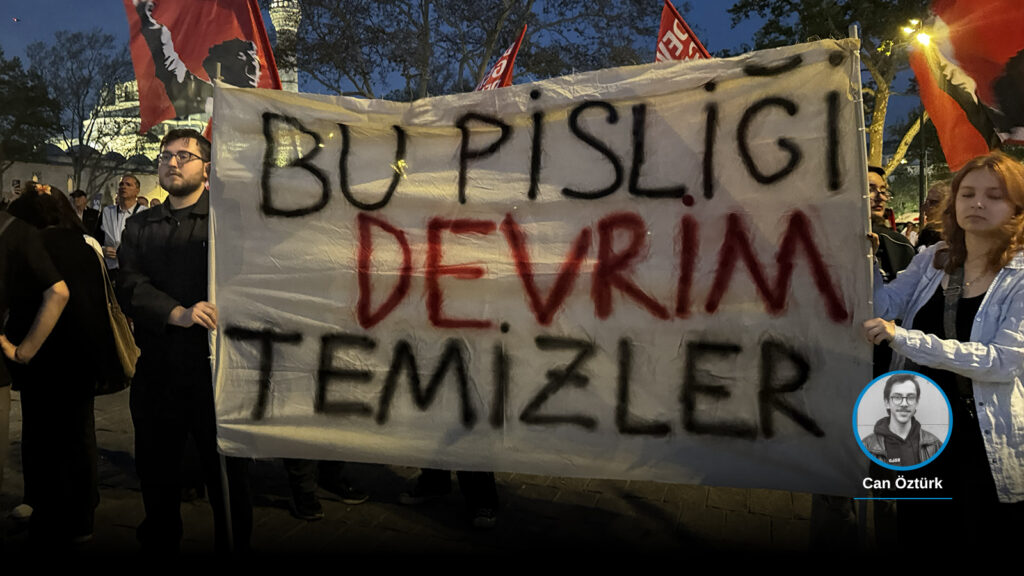 Polis, “Bu pisliği devrim temizler” pankartına müdahale etti