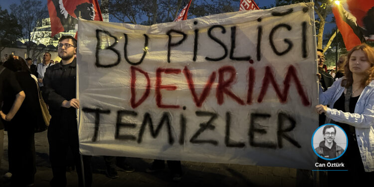 Polis, “Bu pisliği devrim temizler” pankartına müdahale etti