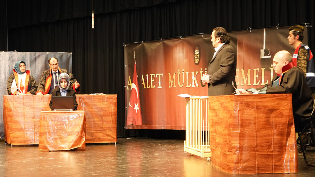 “Sandalyedeki Emanet”in ilk gösterimi yapıldı: Türkiye’de yaşanan hak ihlallerini tiyatro oyunu ile sahneye taşındı