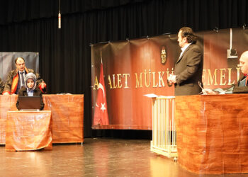 “Sandalyedeki Emanet”in ilk gösterimi yapıldı: Türkiye’de yaşanan hak ihlallerini tiyatro oyunu ile sahneye taşındı