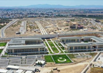 Saray açılışı: 1000 kişi taşındı, kavga çıktı