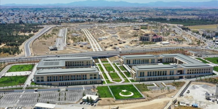 Saray açılışı: 1000 kişi taşındı, kavga çıktı