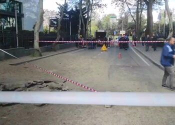 Sarıyer'de yol çökmesinden kaynaklı kesinti nedeniyle belediye tankerle su dağıttı