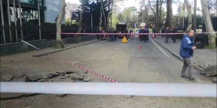 Sarıyer'de yol çökmesinden kaynaklı kesinti nedeniyle belediye tankerle su dağıttı