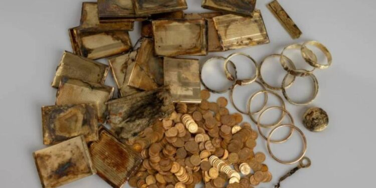 Şaşkına Çeviren Olay: Dağda Gezerken Altın ve Para Dolu Gizemli Kutu Buldular! Paralar Başka Ülkeye Ait Çıktı...