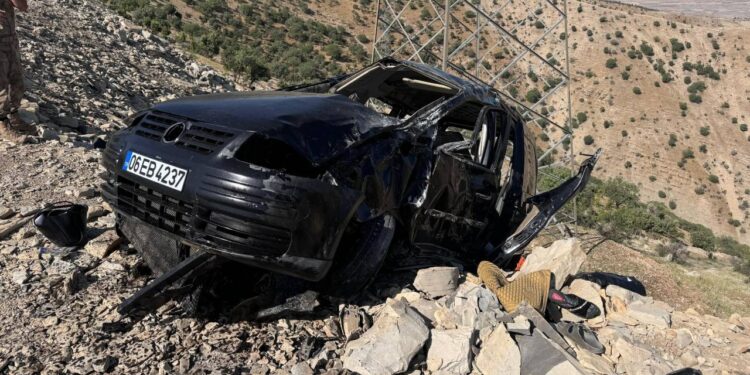 Şırnak’ta Kamyonet Şarampole Devrildi: Aynı Aileden 3 Kişi Yaşamını Yitirdi