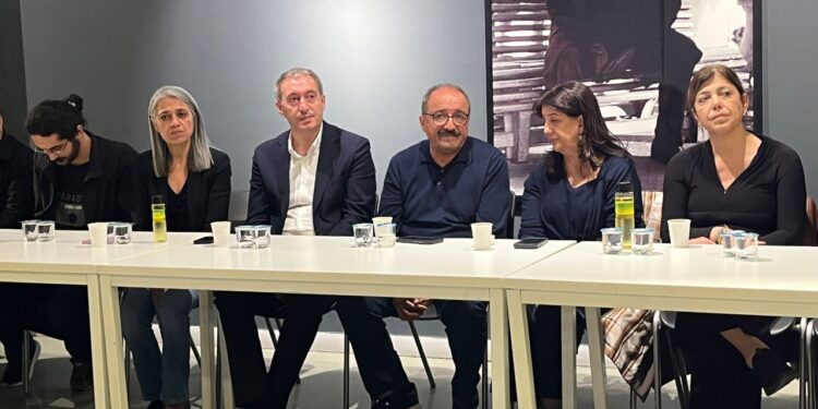 Sırrı Süreyya Önder'in Ailesi ve DEM Partililer Taziyeleri Kabul Ediyor