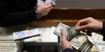 Siyasi kriz sürmesine rağmen parasal gevşemeye gidilmesi, yeni döviz ataklarına neden olabilir