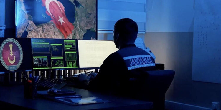 Suç örgütlerine yönelik operasyonlarda gözaltına alınan 33 şüpheli tutuklandı